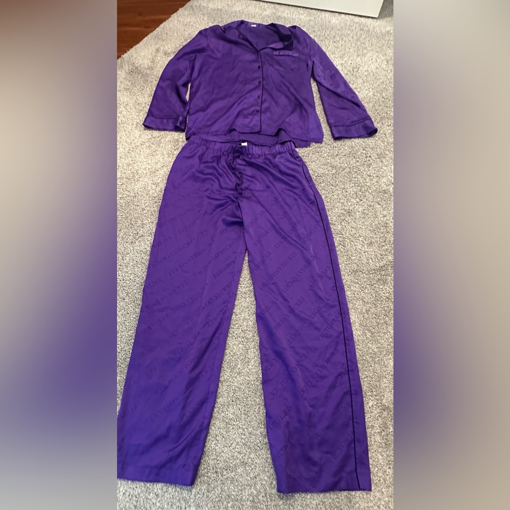 VICTORIA’S SECRET SILK PAJAMAS SIZE MEDIUM LONG.